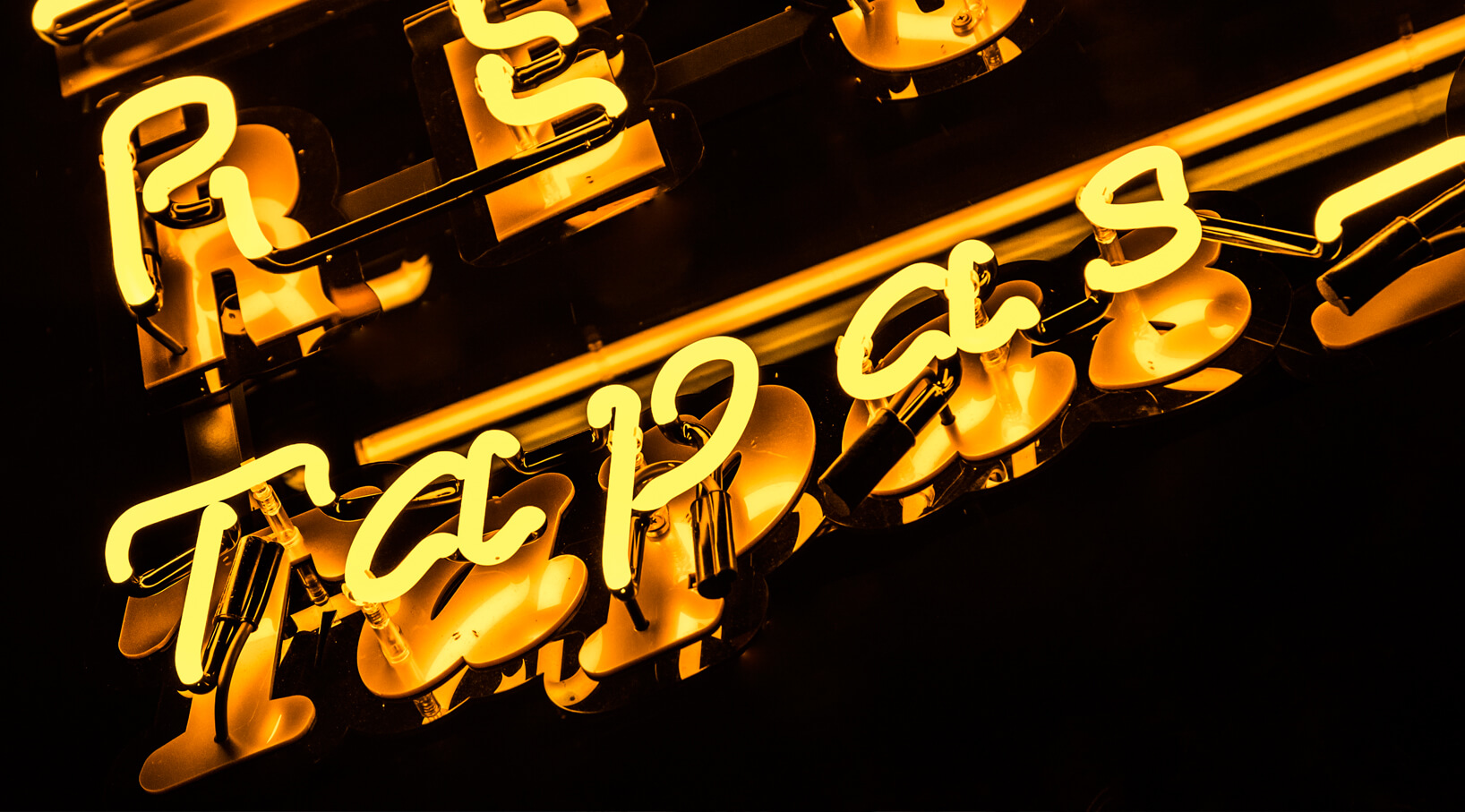 neon-restauracja-esplendidos-tapas-restaurant-neon-zolty-neon-na-scianie-restauracji-zewnatrz-neon-wysoko-neon-na-stelazu-neon-podswietlany-napisy-neonowe-litery-neonowe-gdynia-redłowo